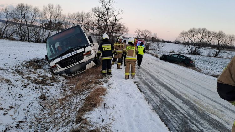 Kolejna kolizja w regionie, we Fredropolu samochód osobowy uderzył w autobus 1 - Polskie Radio Rzeszów Kolejna kolizja w regionie, we Fredropolu samochód osobowy uderzył w autobus