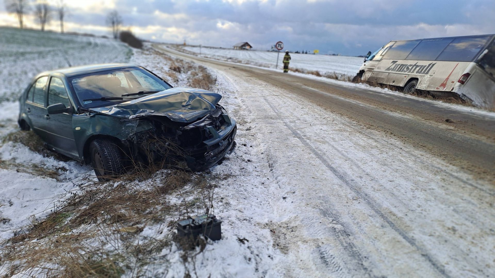 Kolejna kolizja w regionie, we Fredropolu samochód osobowy uderzył w autobus 2 - Polskie Radio Rzeszów Kolejna kolizja w regionie, we Fredropolu samochód osobowy uderzył w autobus - Polskie Radio Rzeszów