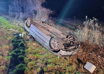 [ZDJĘCIA] Dachowanie auta w&nbsp;Rudce, trzy osoby w&nbsp;szpitalu