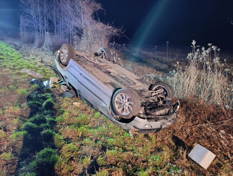 [ZDJĘCIA] Dachowanie auta w&nbsp;Rudce, trzy osoby w&nbsp;szpitalu