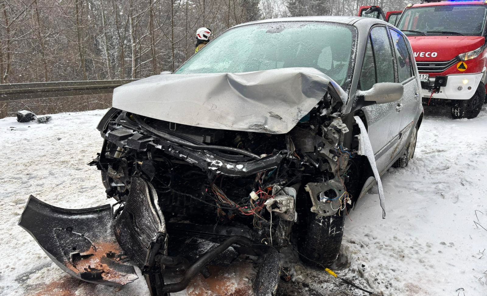 Groźny wypadek w Bieszczadach. Pięć osób rannych, wśród nich dzieci i kobieta w ciąży 6 - Polskie Radio Rzeszów Groźny wypadek w Bieszczadach. Pięć osób rannych, wśród nich dzieci i kobieta w ciąży
