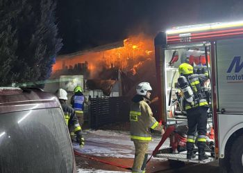 Nocny pożar budynku gospodarczego w&nbsp;Narolu. Strażacy opanowali ogień