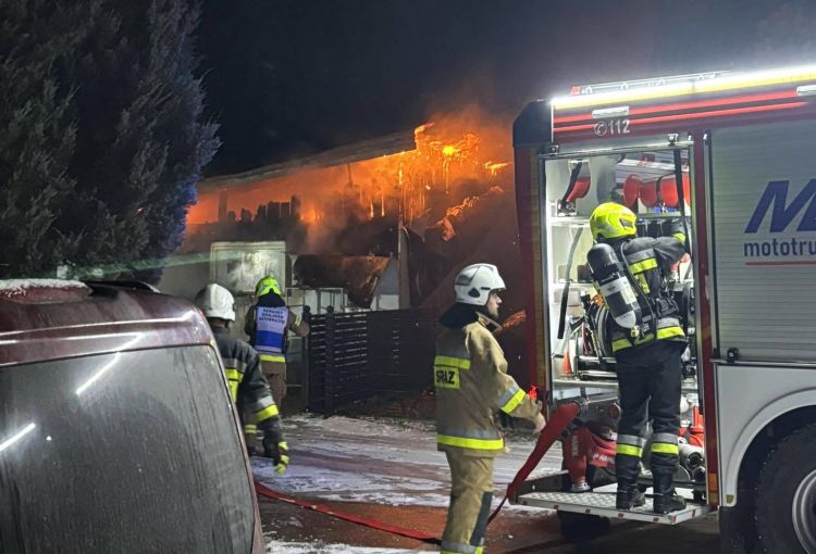 Nocny pożar budynku gospodarczego w Narolu. Strażacy opanowali ogień 1 - Polskie Radio Rzeszów Nocny pożar budynku gospodarczego w Narolu. Strażacy opanowali ogień