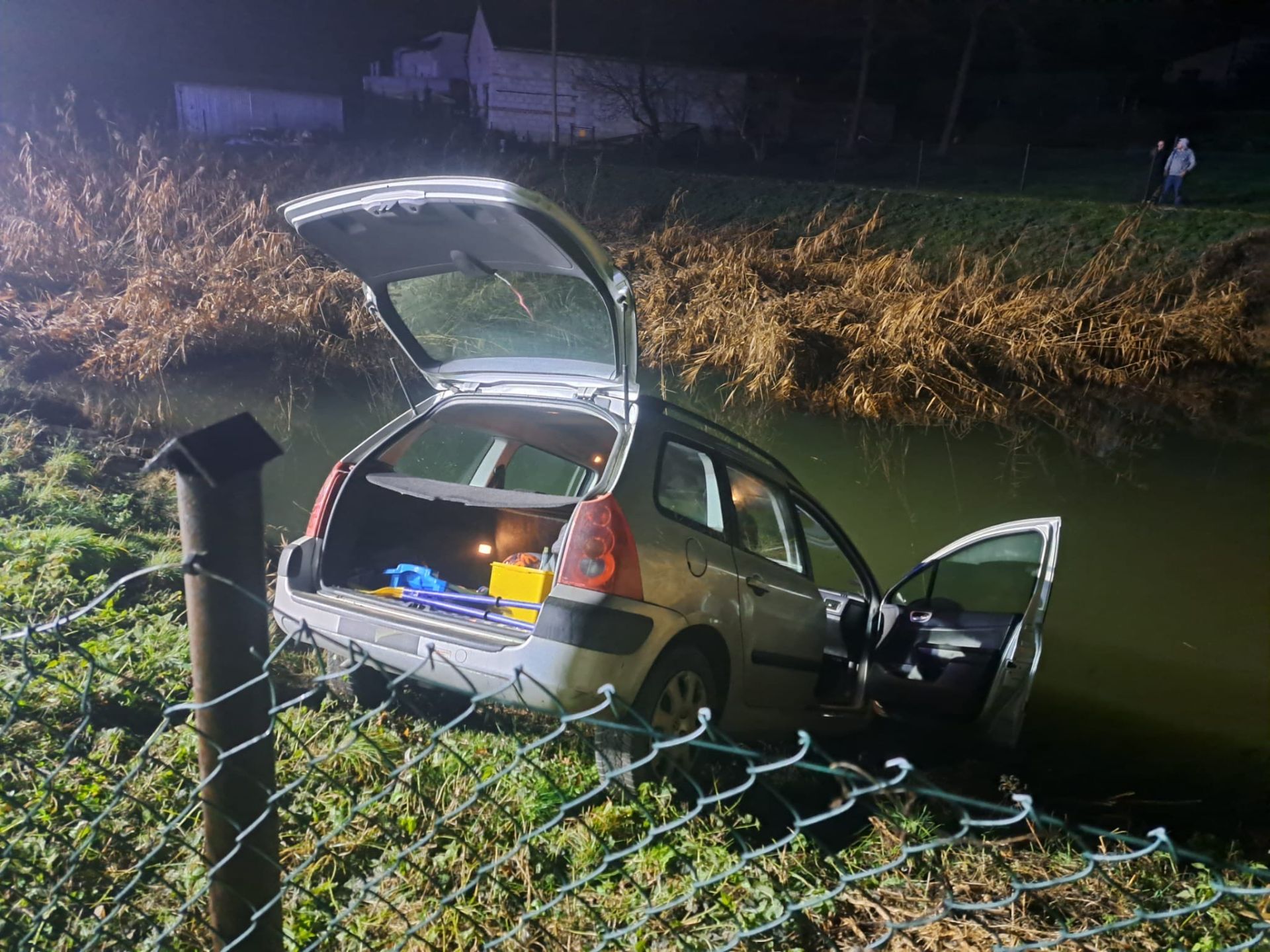 Peugeot zakończył jazdę w stawie w Jasionowie [ZDJĘCIA] - Polskie Radio Rzeszów