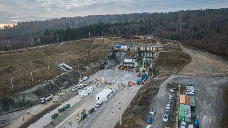 Tunel na S19 w Babicy coraz bliżej. Zakończono montaż betonowej obudowy po historycznym drążeniu 1 - Polskie Radio Rzeszów Tunel na S19 w Babicy coraz bliżej. Zakończono montaż betonowej obudowy po historycznym drążeniu