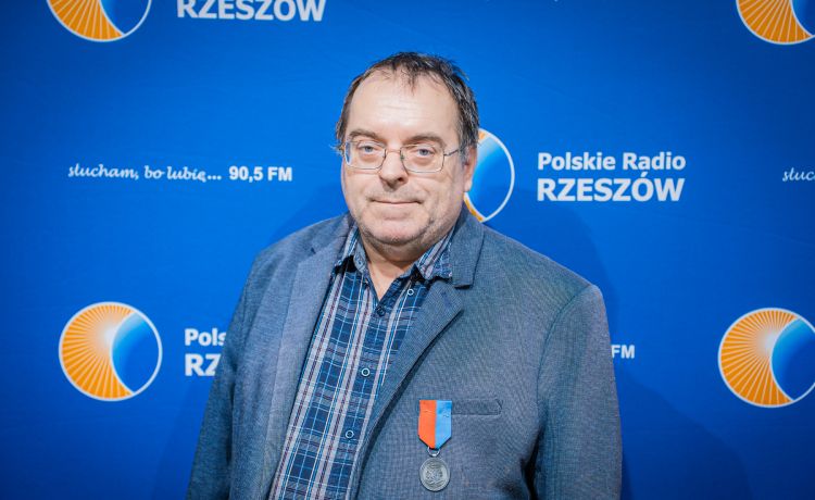 Redaktor Jerzy Pasierb uhonorowany przez byłych żołnierzy misji ONZ 1 - Polskie Radio Rzeszów Redaktor Jerzy Pasierb uhonorowany przez byłych żołnierzy misji ONZ