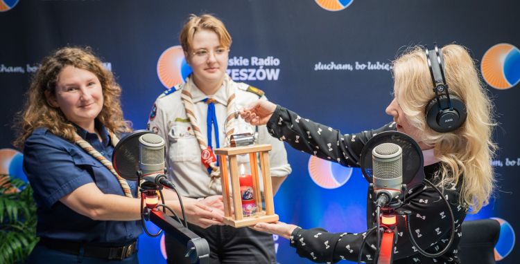 W Polskim Radiu Rzeszów rozbłysło betlejemskie światło pokoju [ZDJĘCIA]