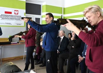 Edukacja proobronna w praktyce. Uczniowie trenują na wirtualnej strzelnicy