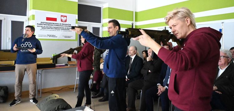 Edukacja proobronna w praktyce. Uczniowie trenują na wirtualnej strzelnicy 1 - Polskie Radio Rzeszów Edukacja proobronna w praktyce. Uczniowie trenują na wirtualnej strzelnicy