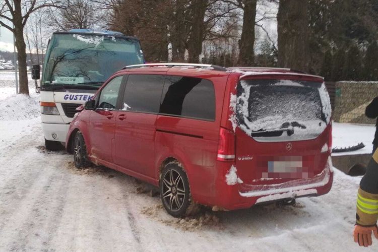 [ZDJĘCIA] Zdarzenie busa z&nbsp;autobusem we&nbsp;Wzdowie w&nbsp;powiecie brzozowskim