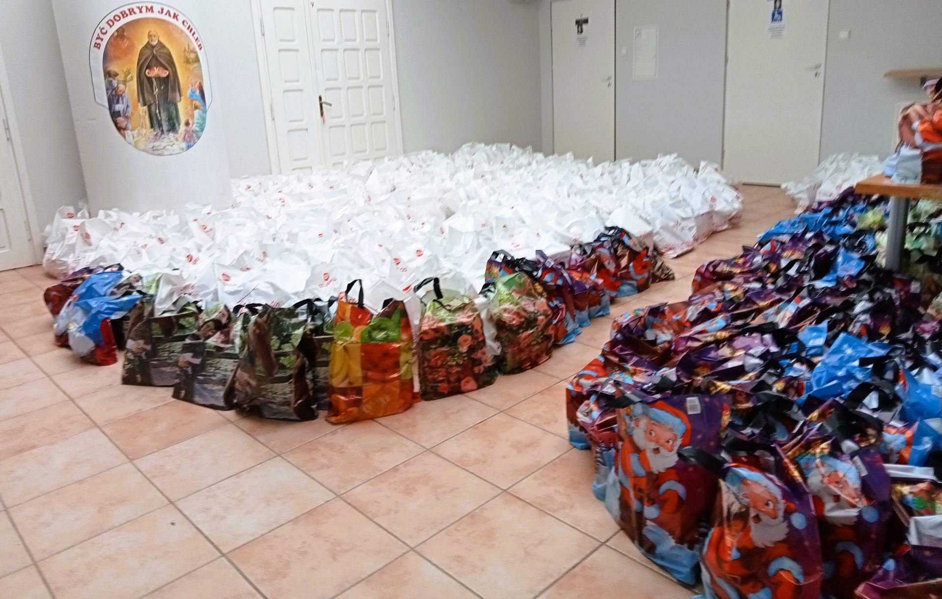 Przedświąteczna pomoc Caritas w Rzeszowie. Ponad tysiąc paczek dla potrzebujących 8 - Polskie Radio Rzeszów Przedświąteczna pomoc Caritas w Rzeszowie. Ponad tysiąc paczek dla potrzebujących