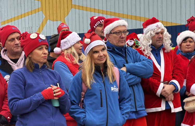 [ZDJĘCIA] Mikołajkowe morsowanie na Żwirowni. Charytatywna akcja dla Podkarpackiego Hospicjum dla Dzieci