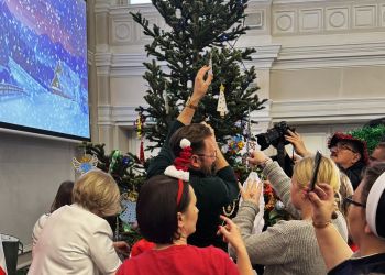 [ZDJĘCIA] Świąteczna atmosfera w urzędzie. Dzieci wspólnie dekorowały choinkę