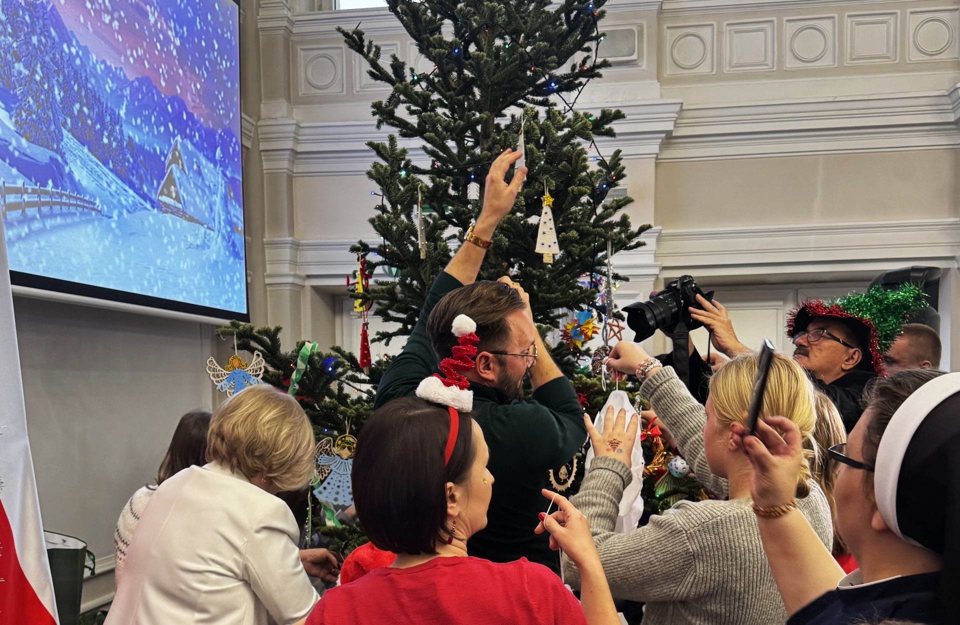 [ZDJĘCIA] Świąteczna atmosfera w urzędzie. Dzieci wspólnie dekorowały choinkę