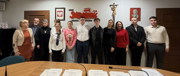 Laureaci wojewódzkiego konkursu „Pamięć i tożsamość – stan wojenny” wyłonieni 1 - Polskie Radio Rzeszów Laureaci wojewódzkiego konkursu „Pamięć i tożsamość – stan wojenny” wyłonieni