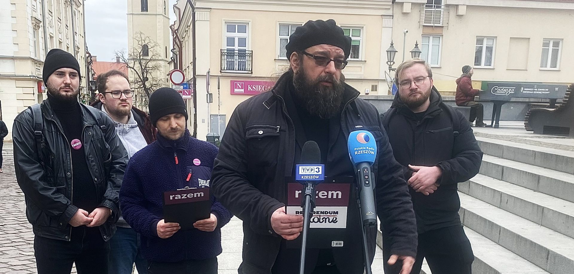 Partia Razem przeciw cięciom w opiece długoterminowej. Interwencja w podkarpackim NFZ 6 - Polskie Radio Rzeszów Partia Razem przeciw cięciom w opiece długoterminowej. Interwencja w podkarpackim NFZ