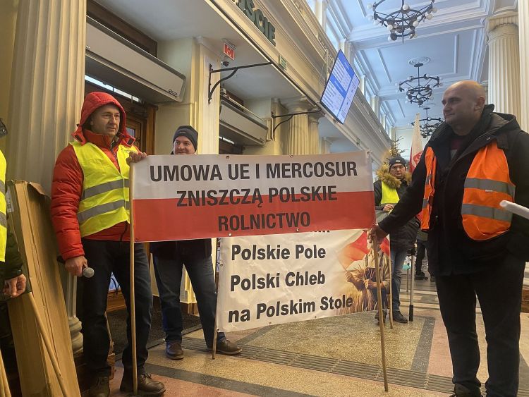 Protest rolników w Rzeszowie przeciw umowie UE–Mercosur i liberalizacji handlu z Ukrainą 1 - Polskie Radio Rzeszów Protest rolników w Rzeszowie przeciw umowie UE–Mercosur i liberalizacji handlu z Ukrainą