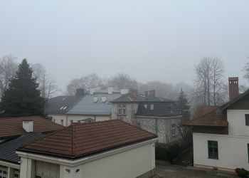 Trudne warunki na&nbsp;drogach. IMGW ostrzega przed&nbsp;gęstą mgłą