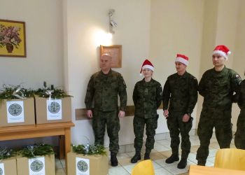 Żołnierze z poligonu w Nowej Dębie wsparli seniorów. Do potrzebujących trafią paczki z pomocą