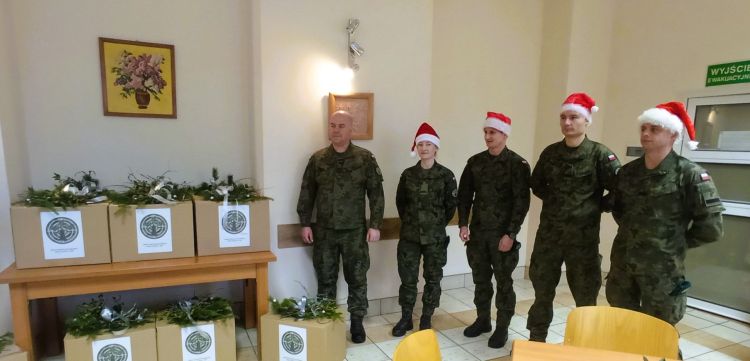 Żołnierze z poligonu w Nowej Dębie wsparli seniorów. Do potrzebujących trafią paczki z pomocą 1 - Polskie Radio Rzeszów Żołnierze z poligonu w Nowej Dębie wsparli seniorów. Do potrzebujących trafią paczki z pomocą