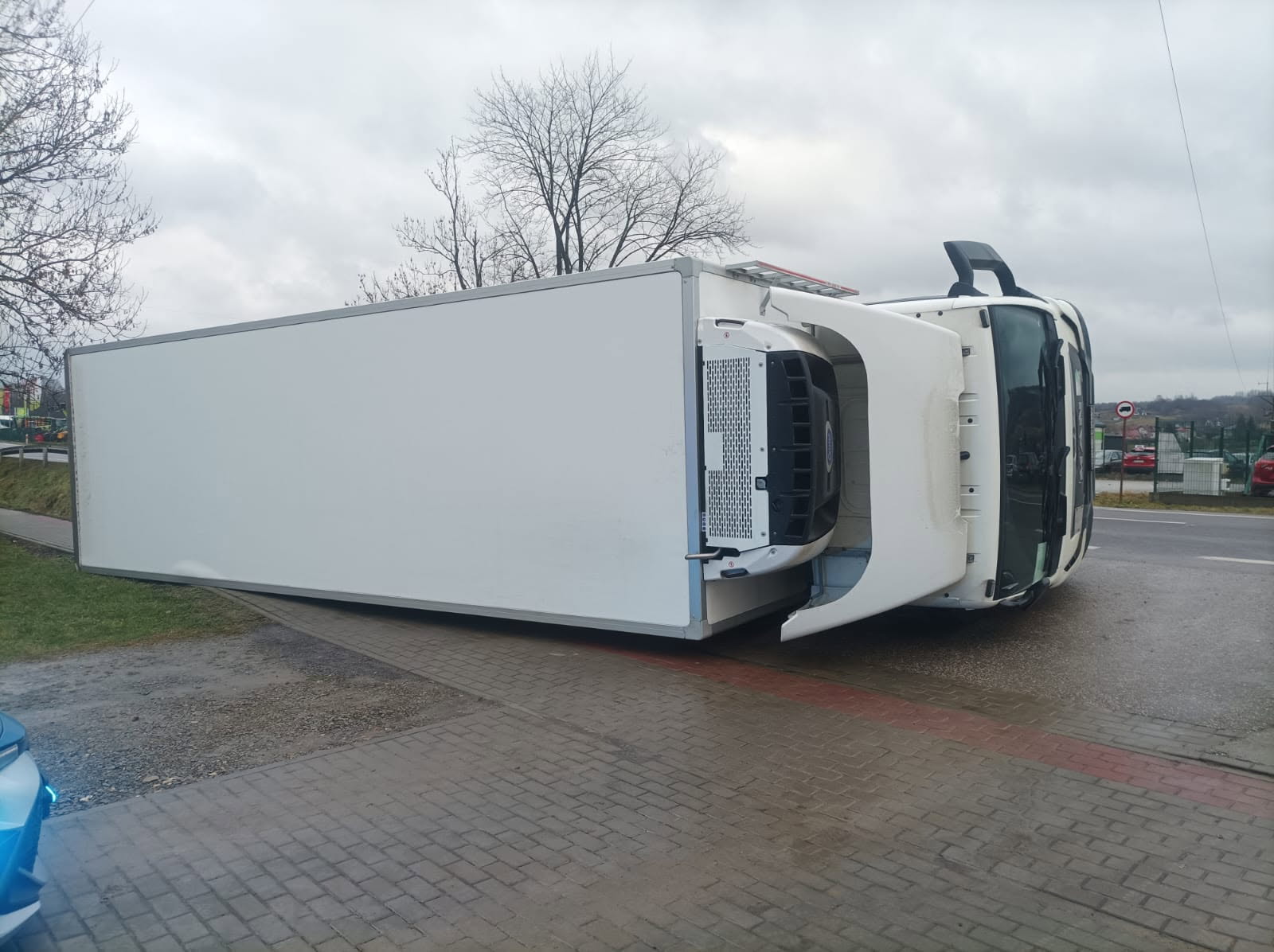 Ciężarówka przewróciła się na krajowej "19" w Domaradzu 3 - Polskie Radio Rzeszów Ciężarówka przewróciła się na krajowej "19" w Domaradzu - Polskie Radio Rzeszów