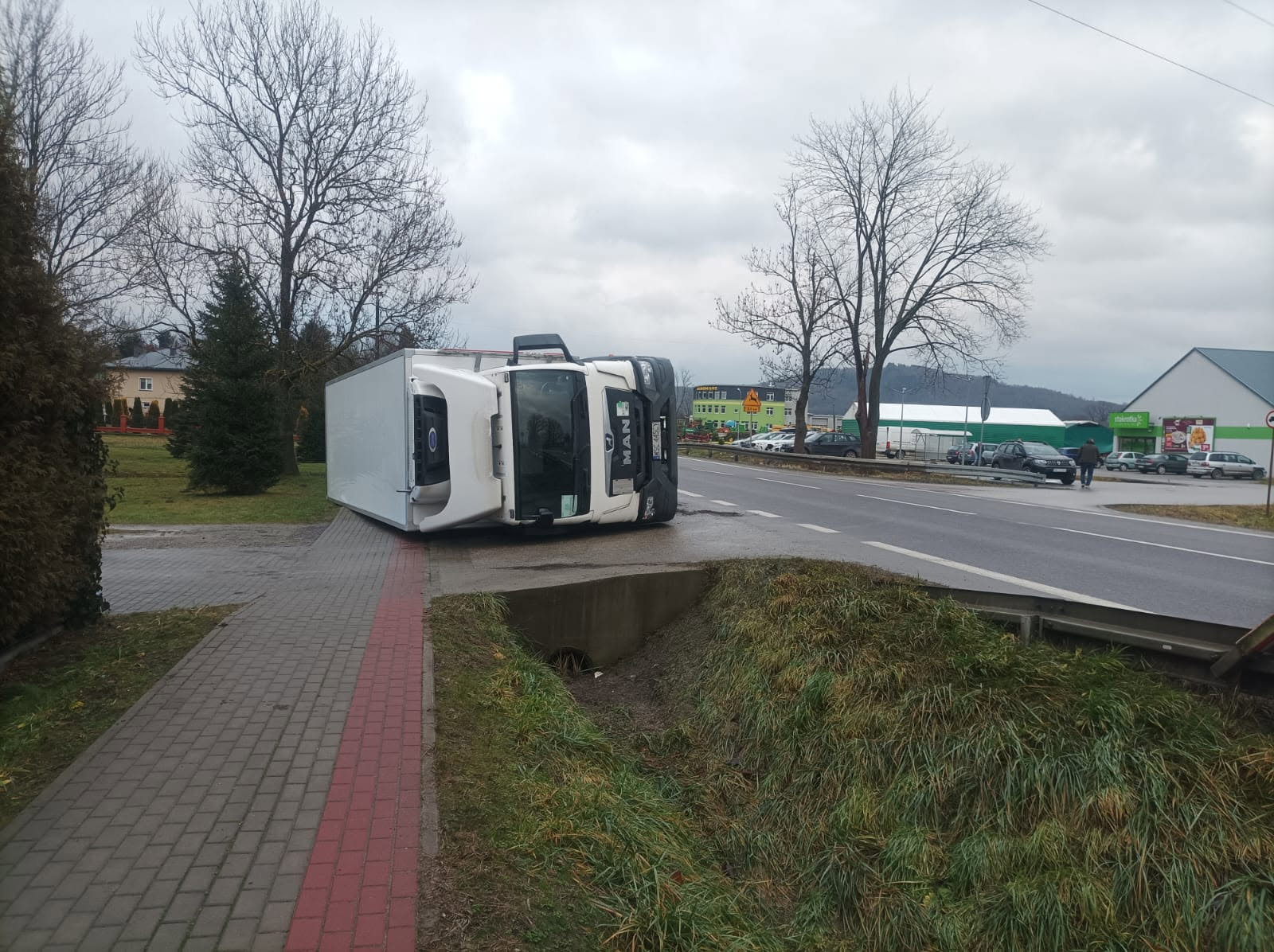 Ciężarówka przewróciła się na krajowej „19” w Domaradzu