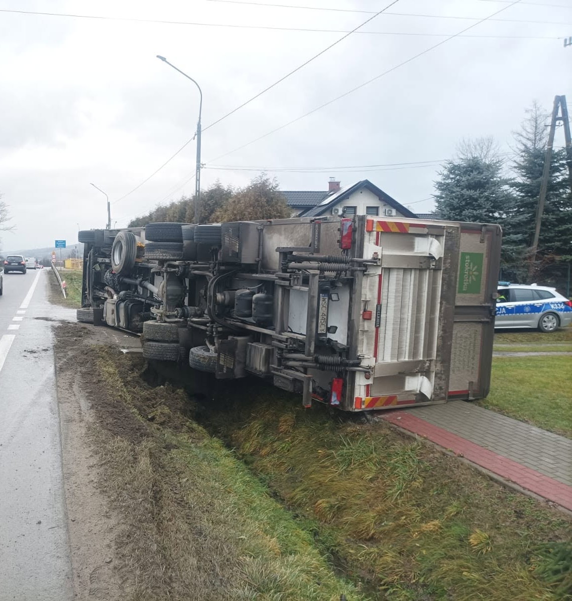 Ciężarówka przewróciła się na krajowej "19" w Domaradzu 2 - Polskie Radio Rzeszów Ciężarówka przewróciła się na krajowej "19" w Domaradzu - Polskie Radio Rzeszów