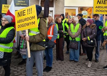 [AKTUALIZACJA, ZDJĘCIA] Protest mieszkańców Zalesia dobiegł końca. Droga ponownie przejezdna