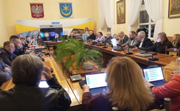 Tarnobrzeg zaskarża decyzję RIO. Spór o podatek od nieruchomości dla dużych sklepów trafi do sądu 1 - Polskie Radio Rzeszów Tarnobrzeg zaskarża decyzję RIO. Spór o podatek od nieruchomości dla dużych sklepów trafi do sądu