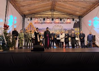 Miejska Wigilia na&nbsp;rzeszowskim Rynku. Świąteczne życzenia od&nbsp;władz i&nbsp;wspólne łamanie się opłatkiem [ZDJĘCIA]