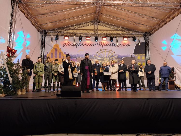 Miejska Wigilia na&nbsp;rzeszowskim Rynku. Świąteczne życzenia od&nbsp;władz i&nbsp;wspólne łamanie się opłatkiem [ZDJĘCIA]