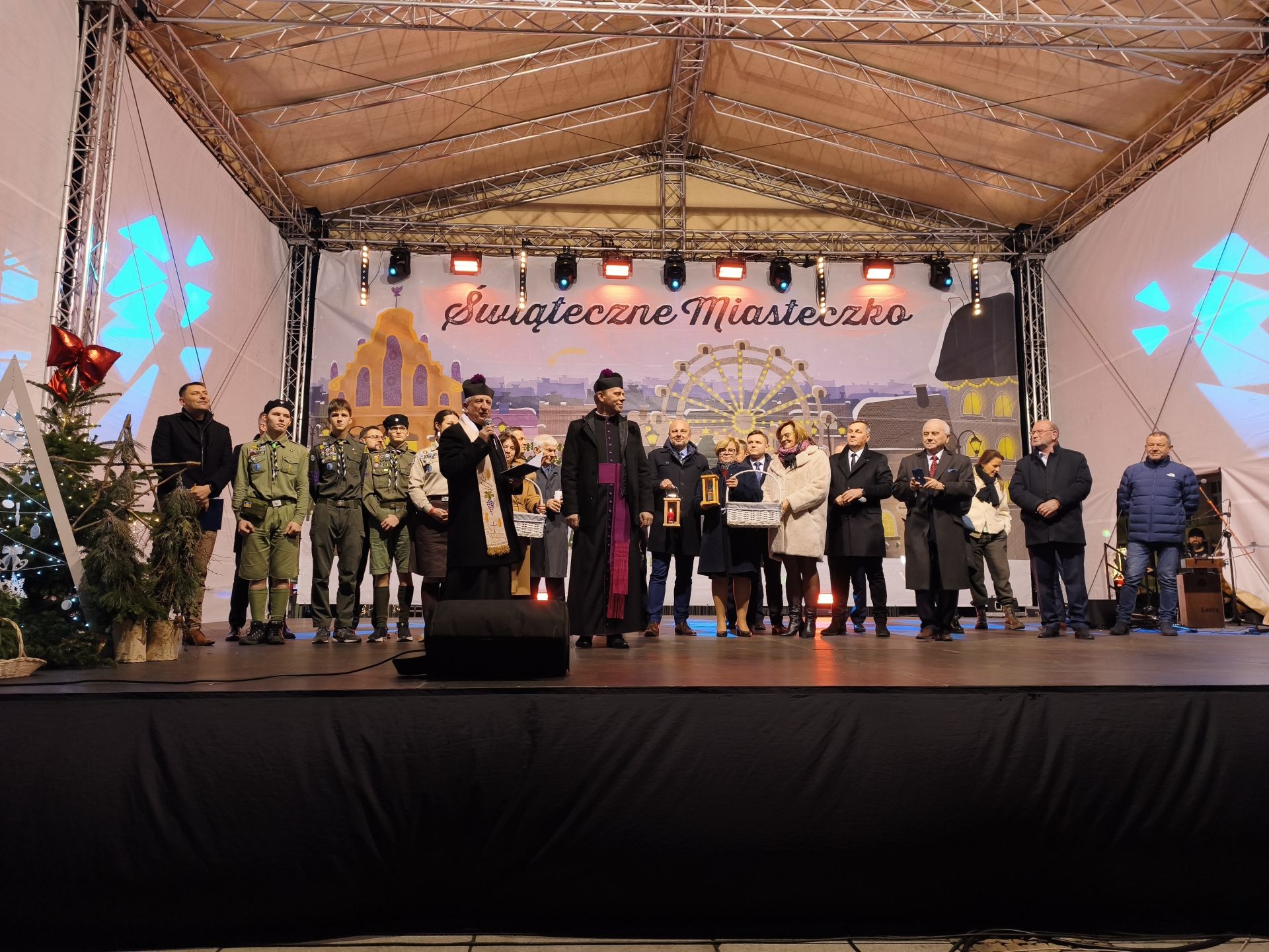 Miejska Wigilia na&nbsp;rzeszowskim Rynku. Świąteczne życzenia od&nbsp;władz i&nbsp;wspólne łamanie się opłatkiem [ZDJĘCIA]