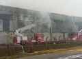 [AKTUALIZACJA, ZDJĘCIA, VIDEO] Wielki pożar hali w&nbsp;Stalowej Woli. Ogień objął większość obiektu
