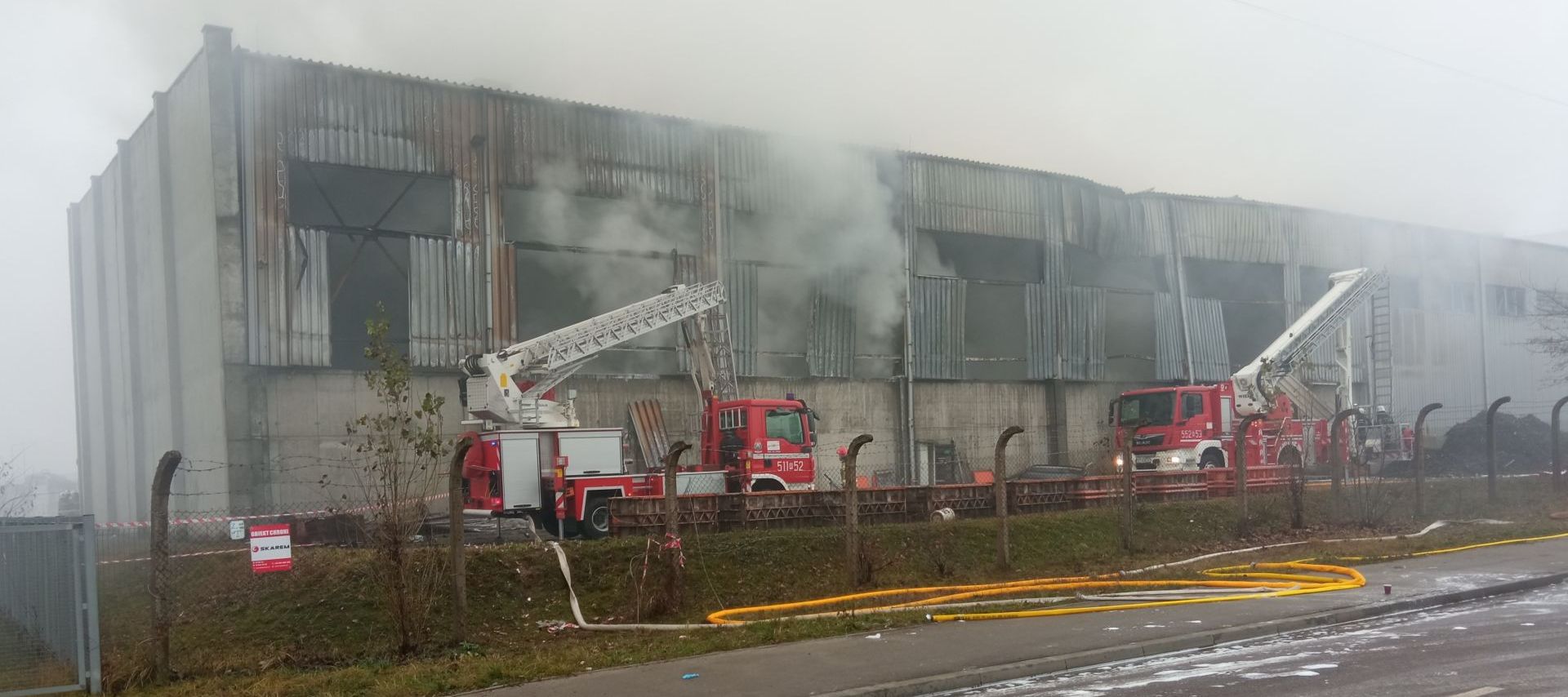 [AKTUALIZACJA, ZDJĘCIA, VIDEO] Wielki pożar hali w&nbsp;Stalowej Woli. Ogień objął większość obiektu