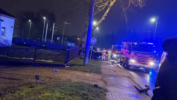 Auto uderzyło w drzewo na Langiewicza w Rzeszowie. Jedna osoba nie żyje, druga jest w ciężkim stanie 1 - Polskie Radio Rzeszów Auto uderzyło w drzewo na Langiewicza w Rzeszowie. Jedna osoba nie żyje, druga jest w ciężkim stanie