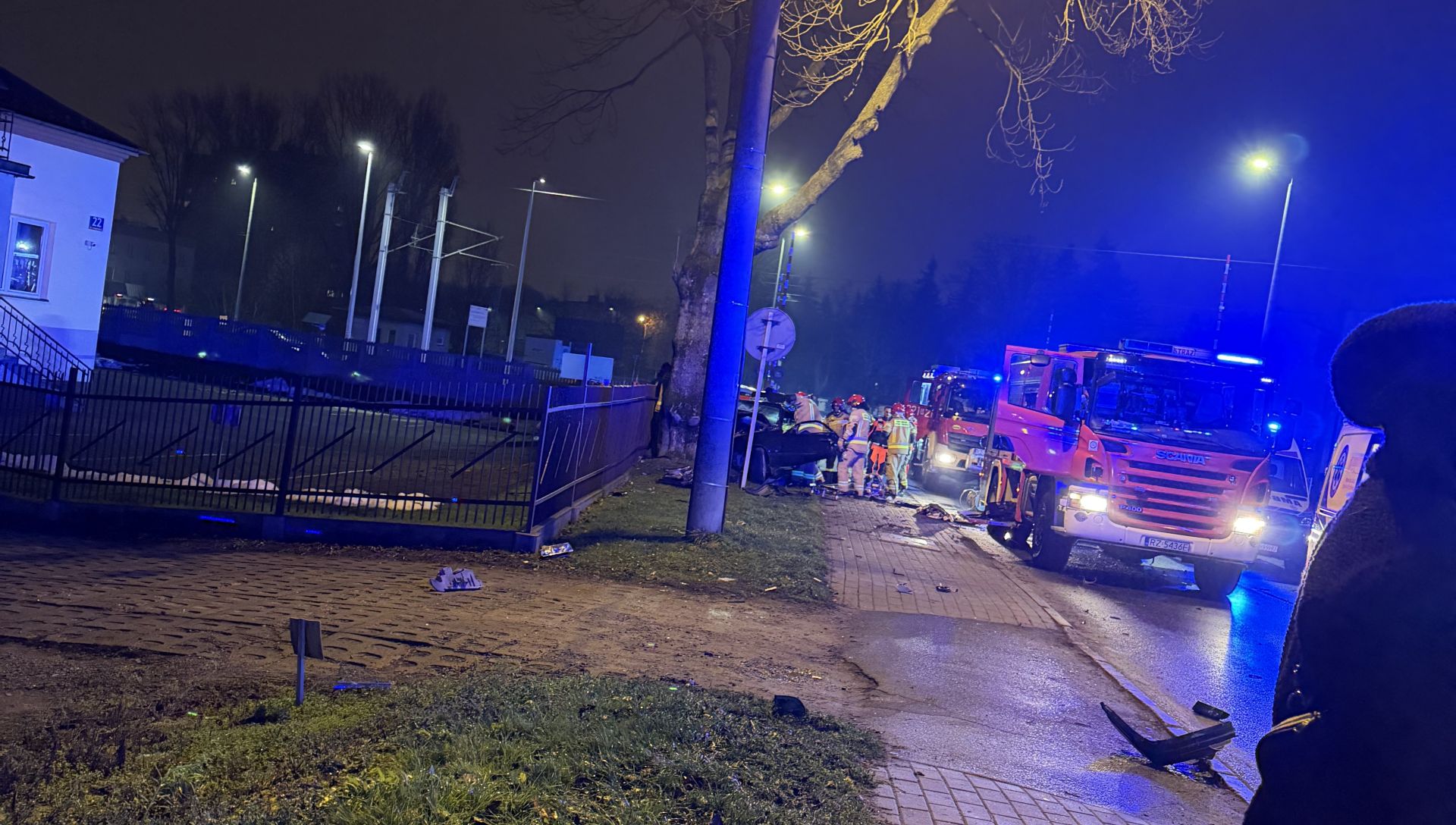 Auto uderzyło w drzewo na Langiewicza w Rzeszowie. Jedna osoba nie żyje, druga jest w ciężkim stanie