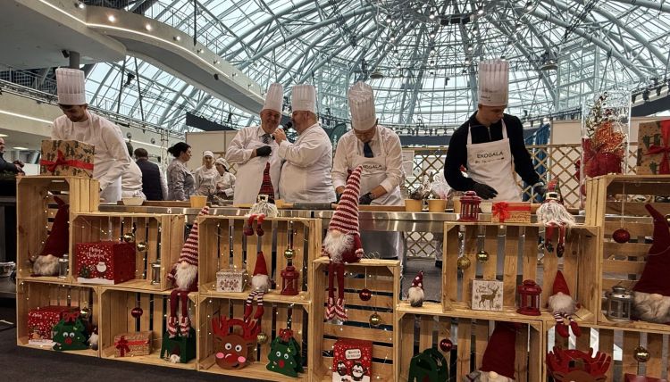 [ZDJĘCIA] Trwa XIX EKOGALA w&nbsp;Jasionce. Sportowcy i&nbsp;samorządowcy pieką pierniki