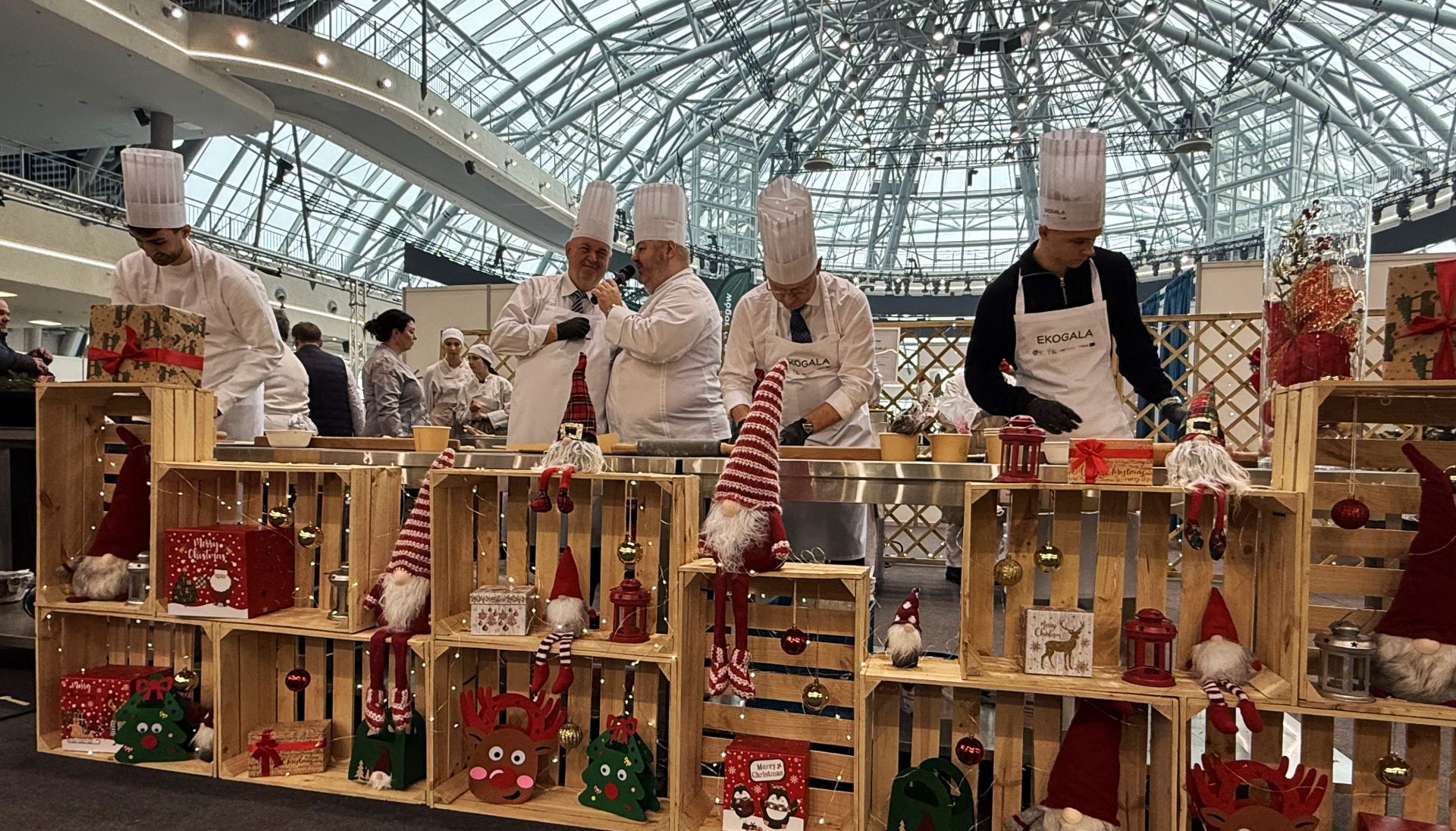 [ZDJĘCIA] Trwa XIX EKOGALA w Jasionce. Sportowcy i samorządowcy pieką pierniki