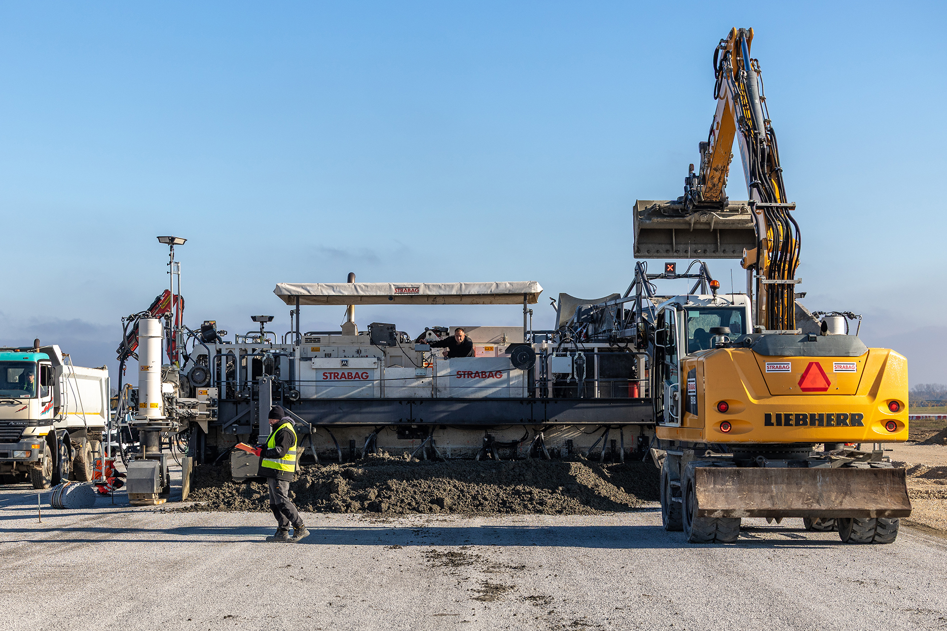 Inwestycje na lotnisku w Jasionce: droga kołowania i łączniki z pasem startowym 13 - Polskie Radio Rzeszów Inwestycje na lotnisku w Jasionce: droga kołowania i łączniki z pasem startowym