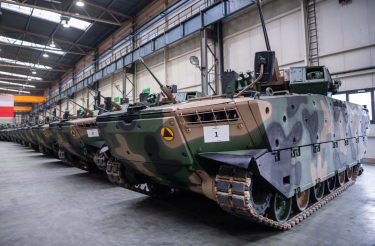 Do 15. Giżyckiej Brygady Zmechanizowanej dotarły Borsuki ze stalowowolskiej huty 1 - Polskie Radio Rzeszów Do 15. Giżyckiej Brygady Zmechanizowanej dotarły Borsuki ze stalowowolskiej huty