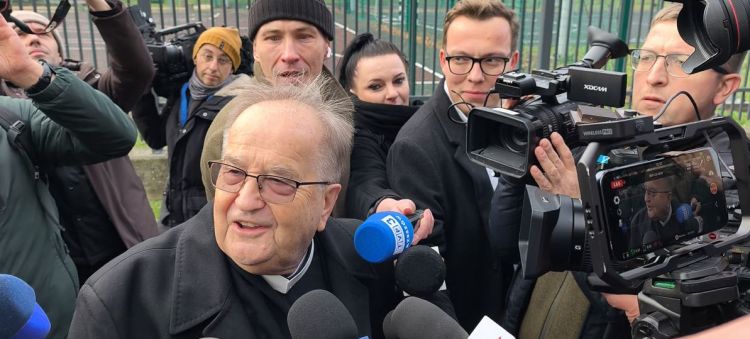 [VIDEO, ZDJĘCIA] Ojciec Tadeusz Rydzyk przed rzeszowską prokuraturą