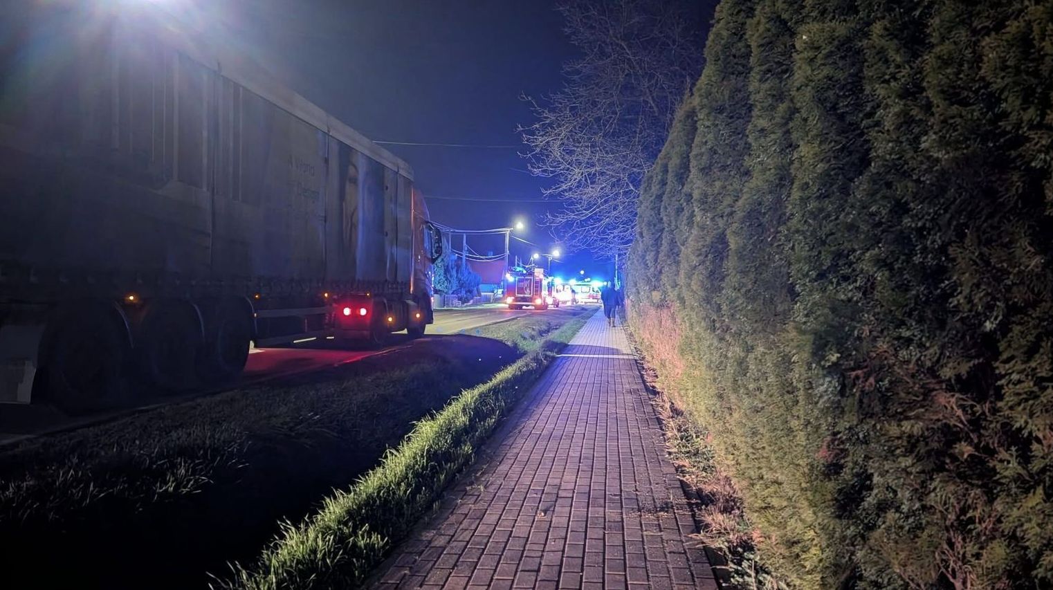 Auto potrąciło dwoje nastolatków w Orłowie. Jeden z nich trafił do szpitala 7 - Polskie Radio Rzeszów Auto potrąciło dwoje nastolatków w Orłowie. Jeden z nich trafił do szpitala