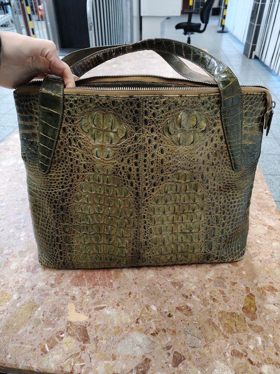 Obywatele Ukrainy próbowali przemycić buty i torebki ze skór chronionych zwierząt - Polskie Radio Rzeszów