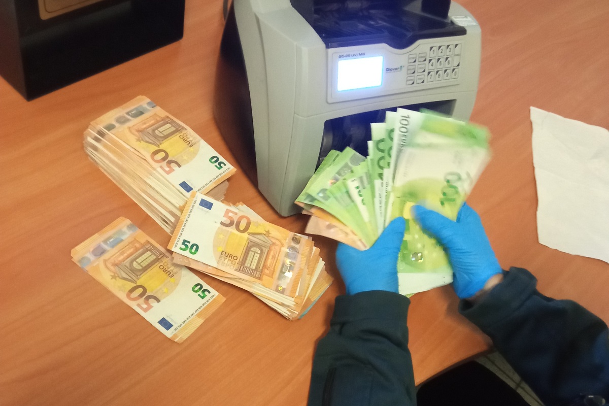 Obywatelki Ukrainy próbowały przemycić przez granicę tysiące dolarów i euro 2 - Polskie Radio Rzeszów Obywatelki Ukrainy próbowały przemycić przez granicę tysiące dolarów i euro - Polskie Radio Rzeszów