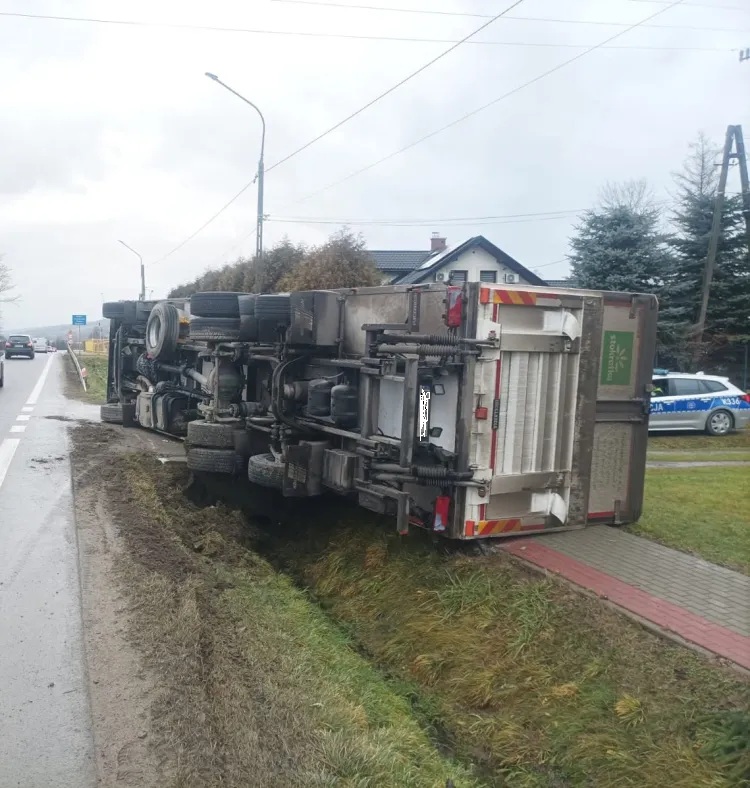 [AKTUALIZACJA] Ciężarówka przewróciła się na krajowej "19" w Domaradzu - Polskie Radio Rzeszów