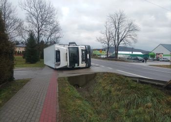 [AKTUALIZACJA] Ciężarówka przewróciła się na krajowej „19” w Domaradzu