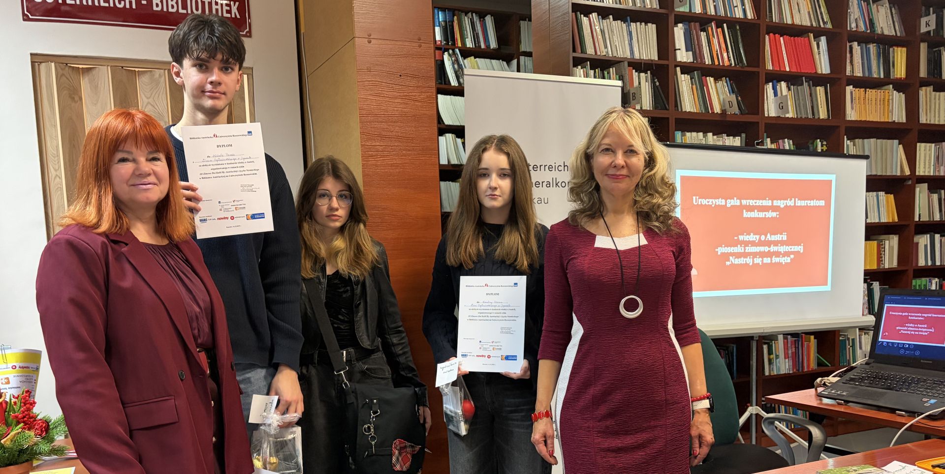 Nagrody dla laureatów konkursów wiedzy o&nbsp;Austrii i&nbsp;piosenki zimowo-świątecznej