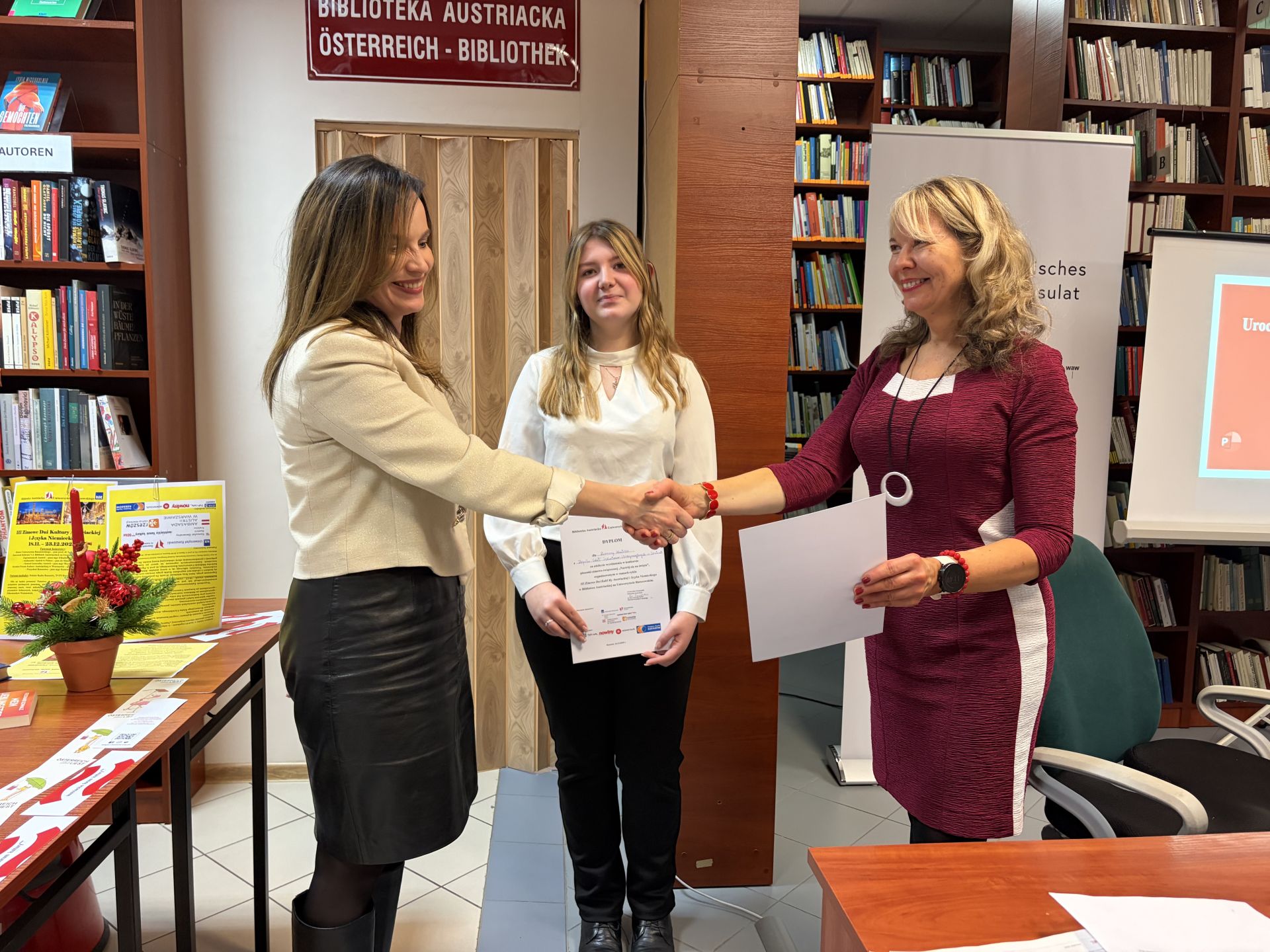 Nagrody dla laureatów konkursów wiedzy o Austrii i piosenki zimowo-świątecznej 3 - Polskie Radio Rzeszów Nagrody dla laureatów konkursów wiedzy o Austrii i piosenki zimowo-świątecznej - Polskie Radio Rzeszów