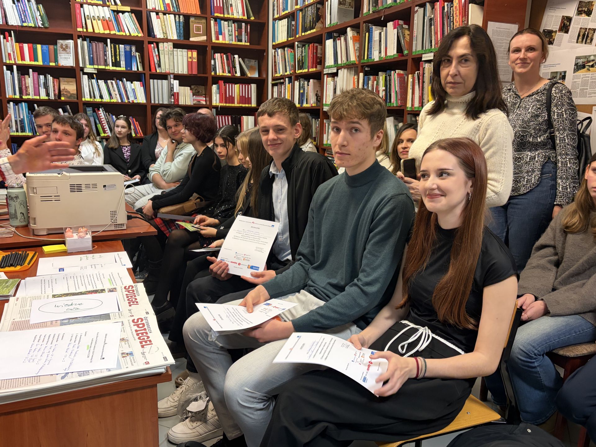 Nagrody dla laureatów konkursów wiedzy o Austrii i piosenki zimowo-świątecznej 2 - Polskie Radio Rzeszów Nagrody dla laureatów konkursów wiedzy o Austrii i piosenki zimowo-świątecznej - Polskie Radio Rzeszów