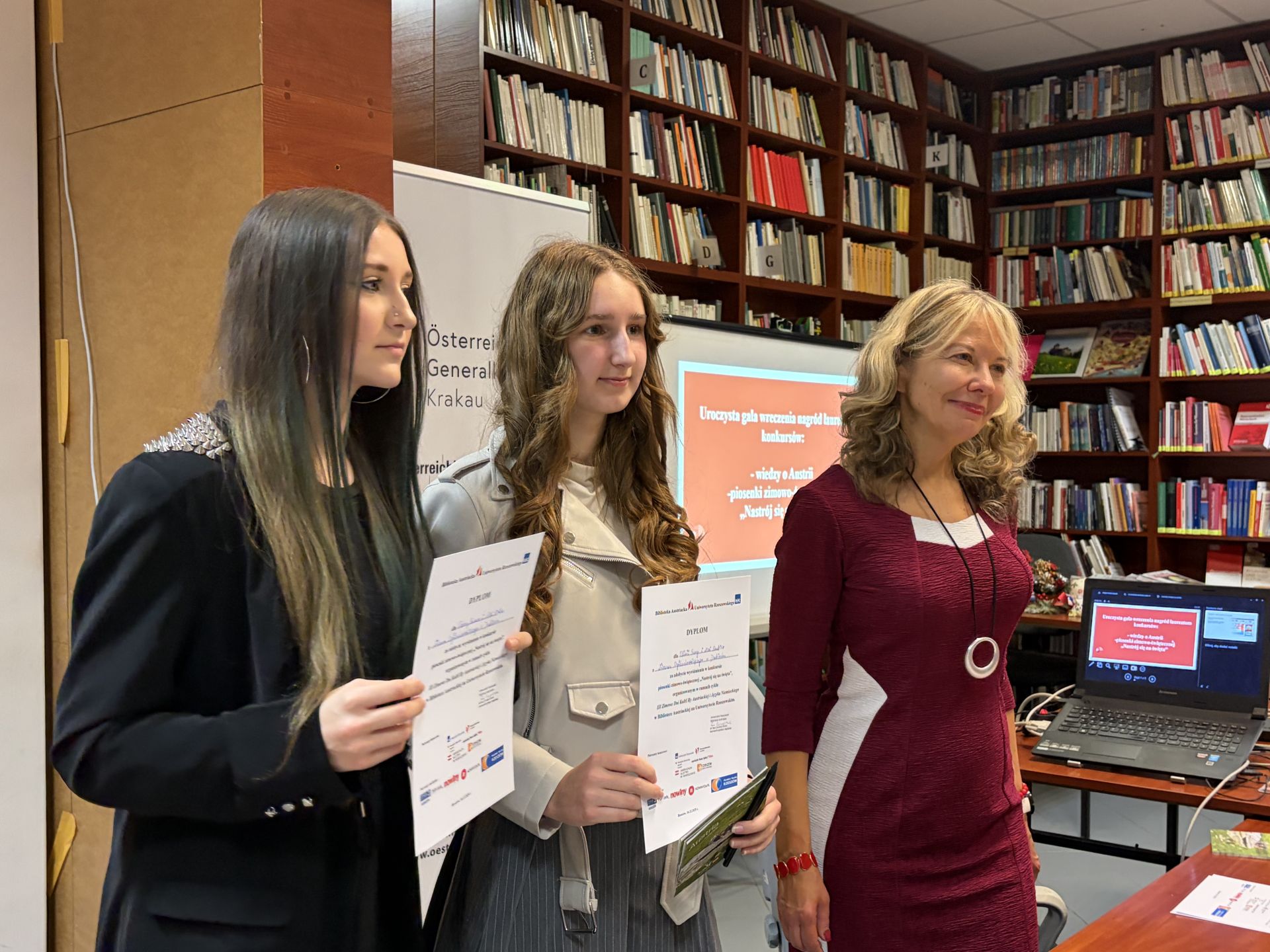 Nagrody dla laureatów konkursów wiedzy o Austrii i piosenki zimowo-świątecznej 4 - Polskie Radio Rzeszów Nagrody dla laureatów konkursów wiedzy o Austrii i piosenki zimowo-świątecznej - Polskie Radio Rzeszów